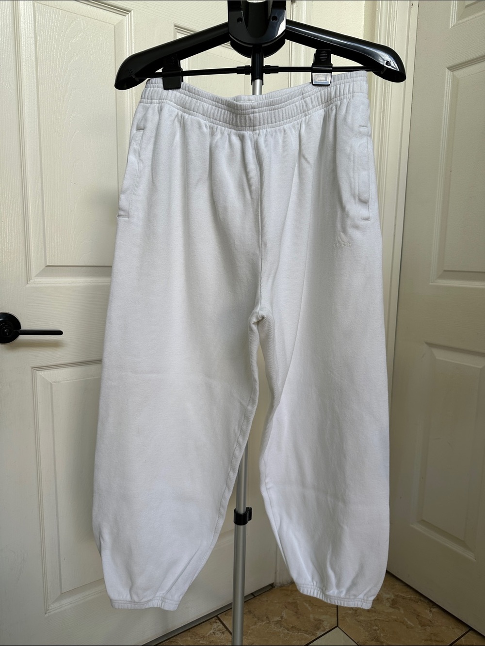 Adidas Men’s White Ribbed Sweatpants Athletic Jogger Embroidered Logo Size XL